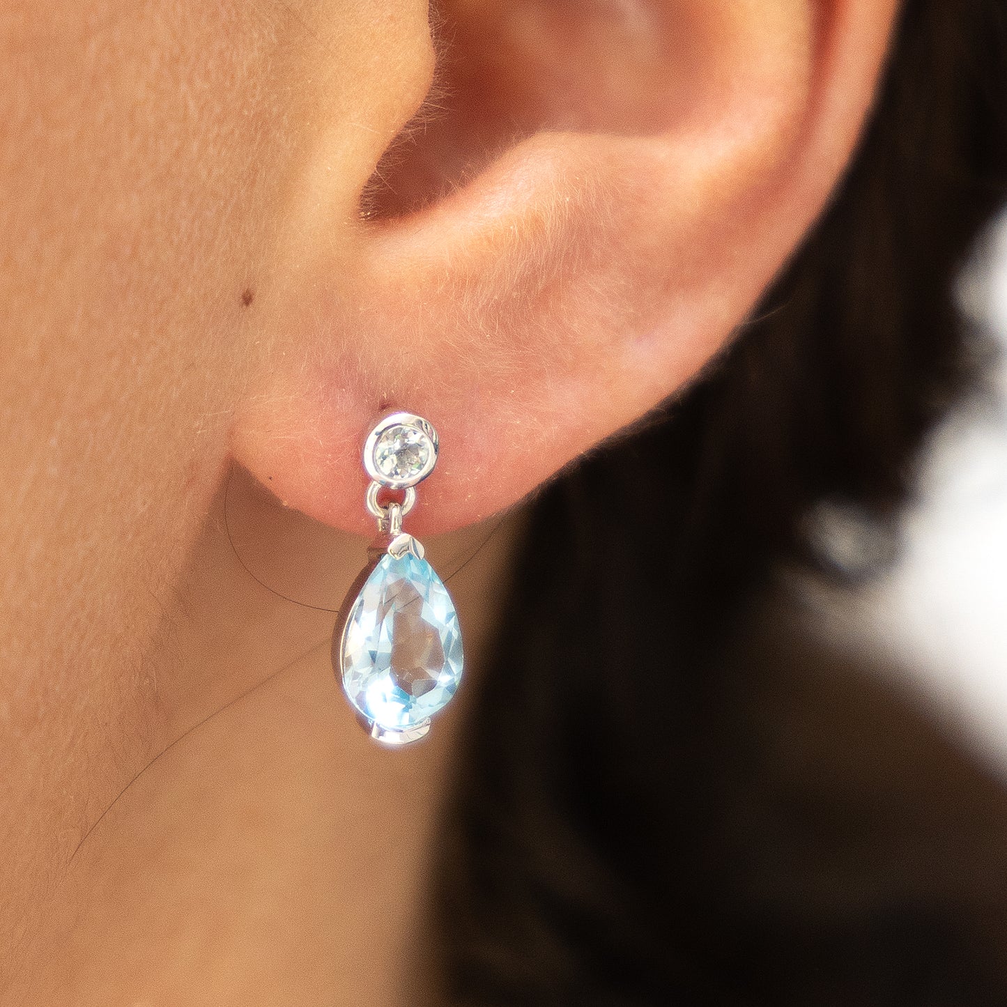 Ohrringe 585/- Gold rhodiniert 1,9cm Blautopas beh.