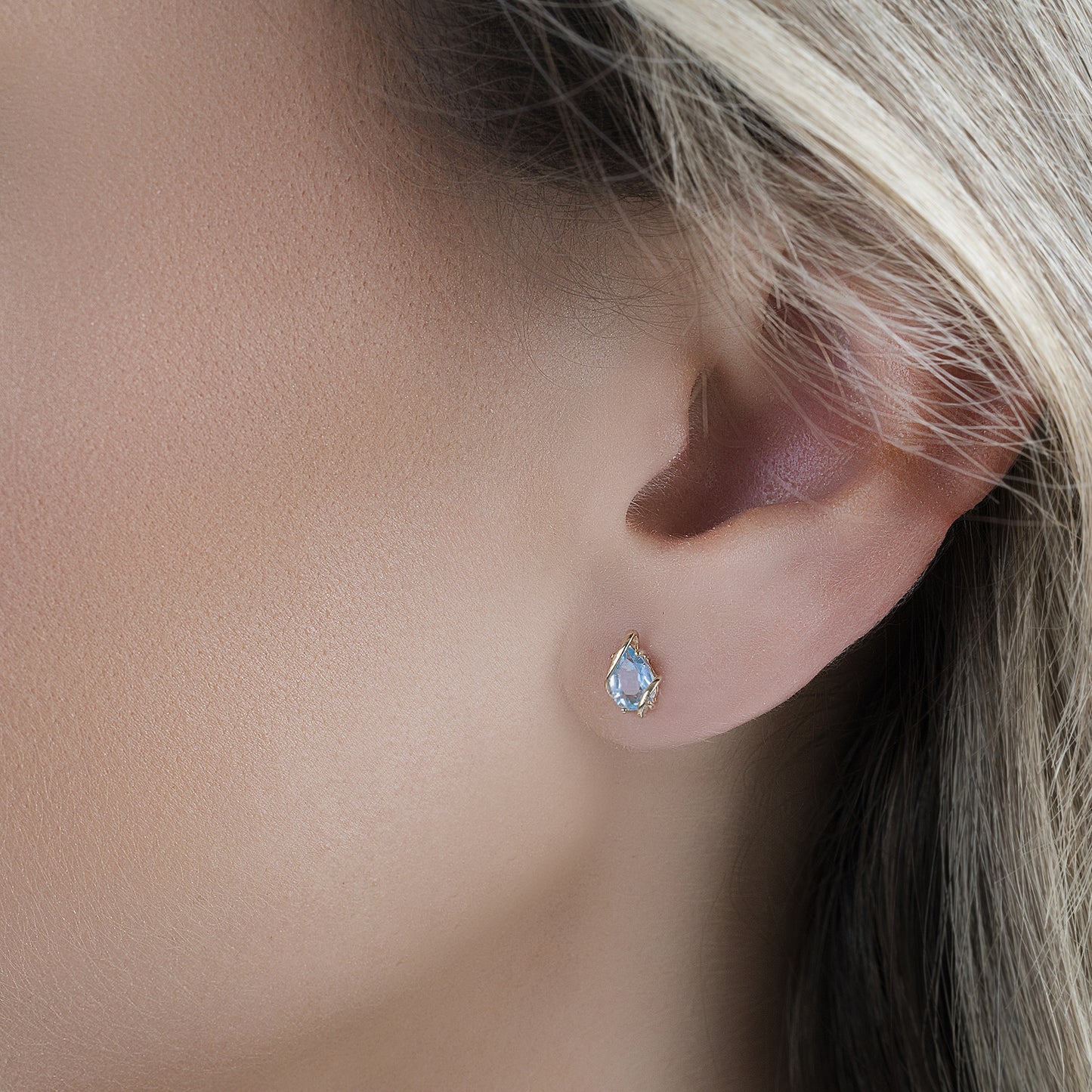 Ohrstecker 375/- Gold 0,8cm Blautopas beh.