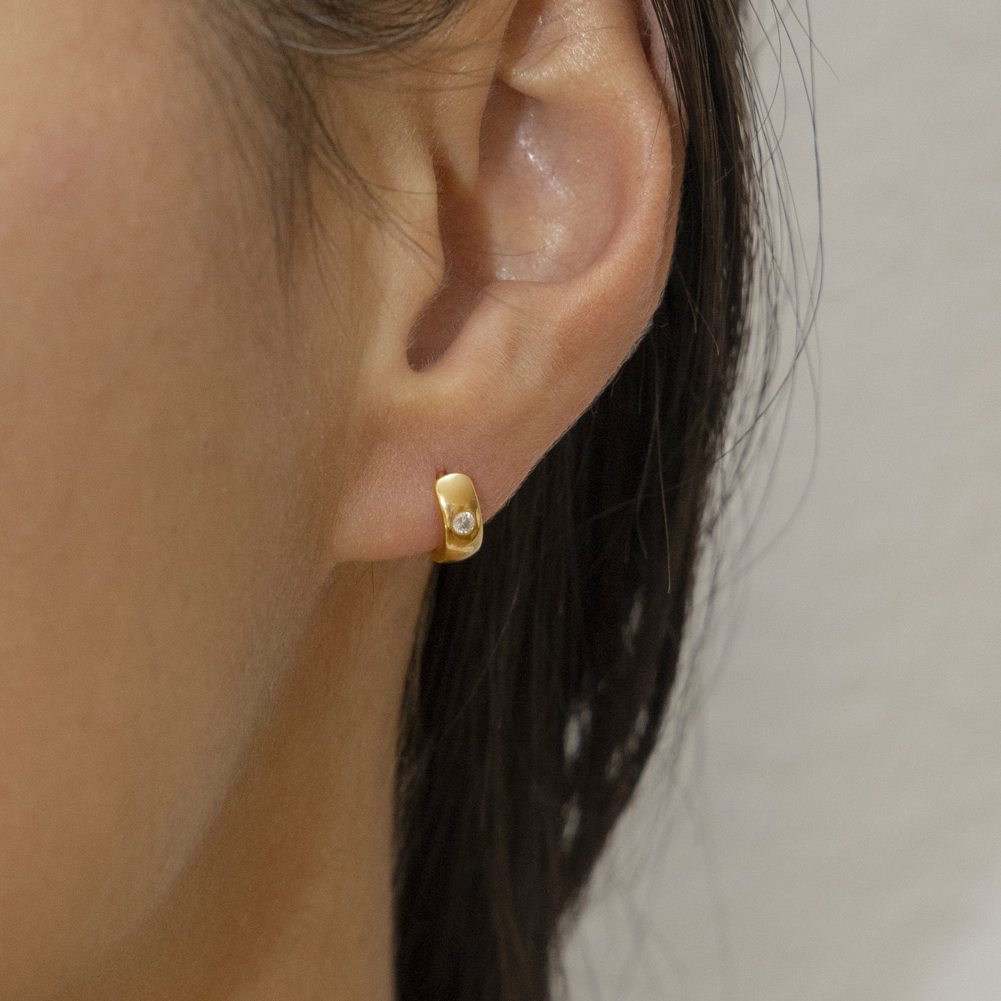 cai Klappcreolen 925/- Sterling Silber vergoldet 0,9cm Zirkonia