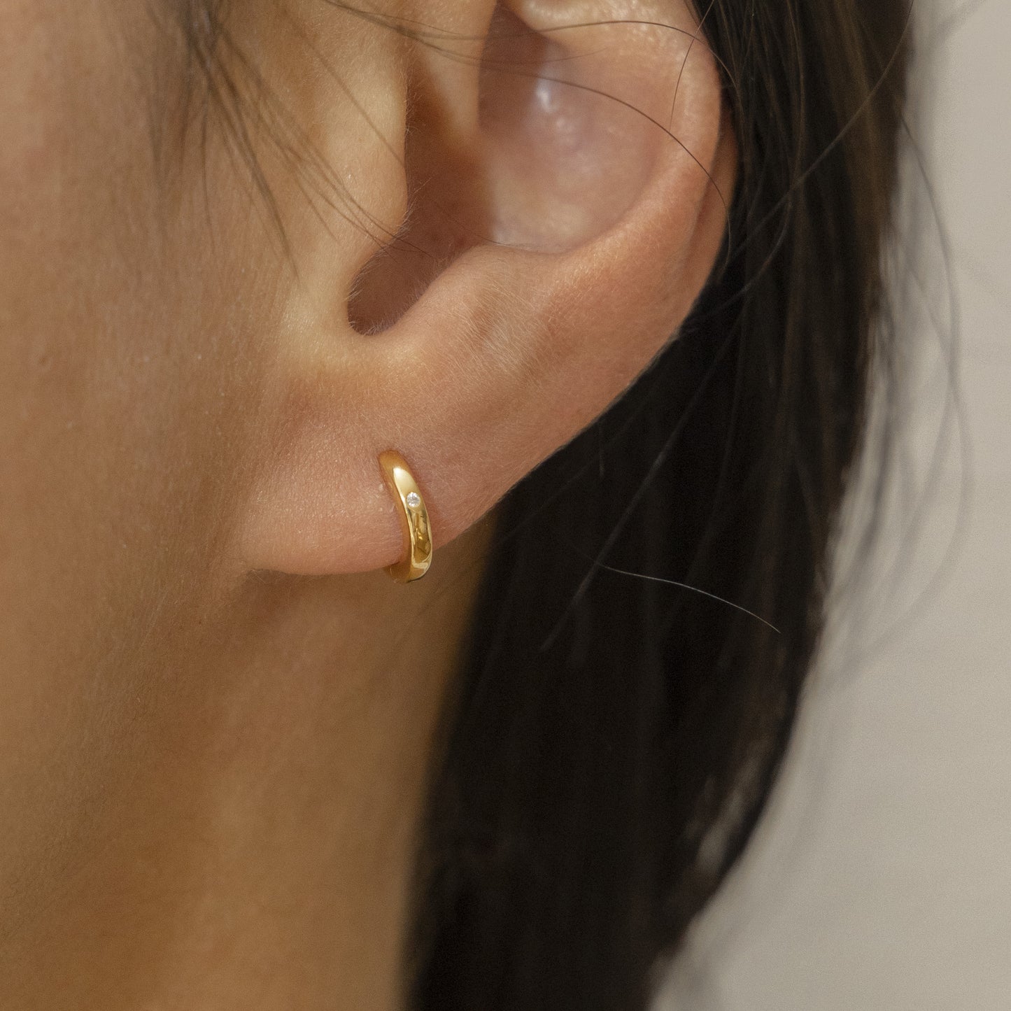 cai Klappcreolen 925/- Sterling Silber vergoldet 0,8cm Zirkonia